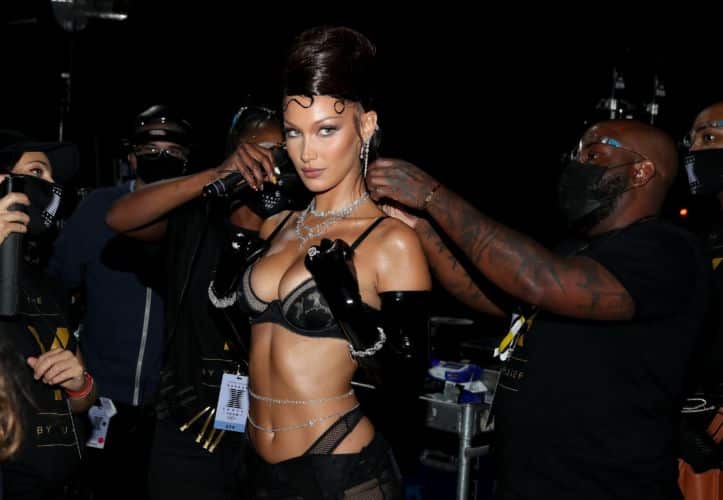 Bella Hadid, en el desfile Savage x Fenty