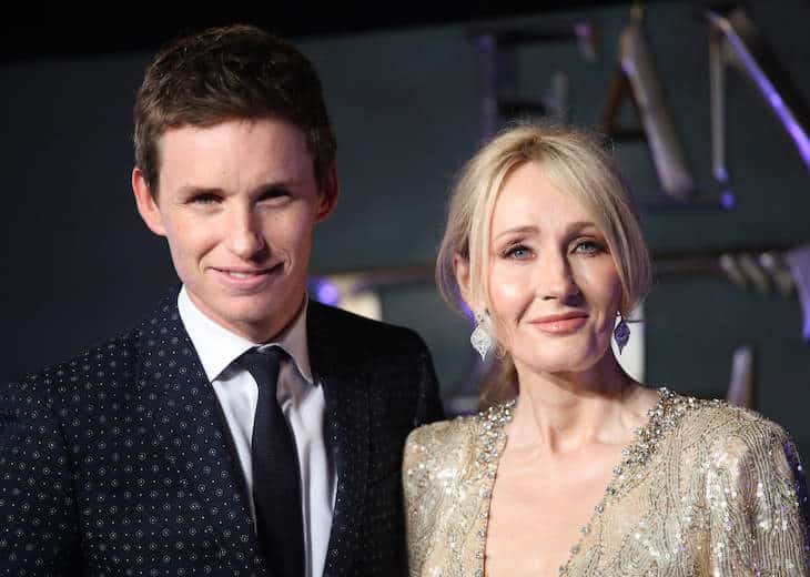 Eddie Redmayne defiende a J.K. Rowling de ataques anti transgénero