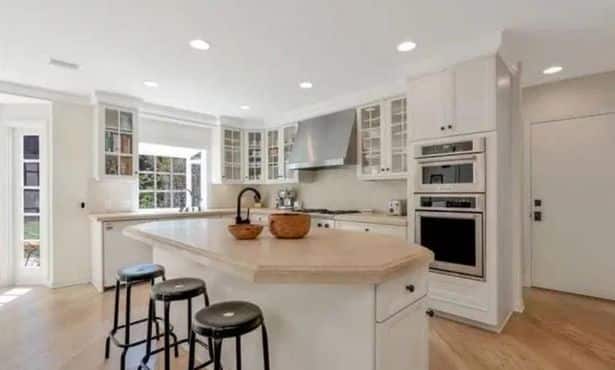 La casa cuenta con una amplia cocina con mucha luminosidad