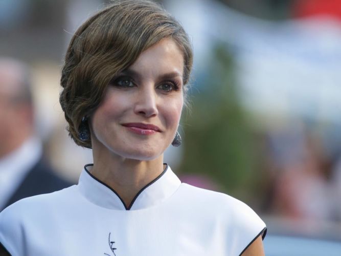 La Reina Letizia repite falda y acierta de lleno con su look