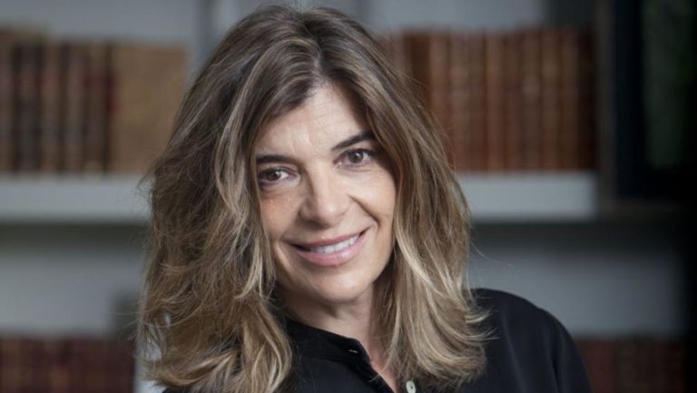 Xandra Falcó, muy emocionada tras recibir la Medalla de Oro de Madrid en honor a su marido, Jaime Carvajal Hoyo