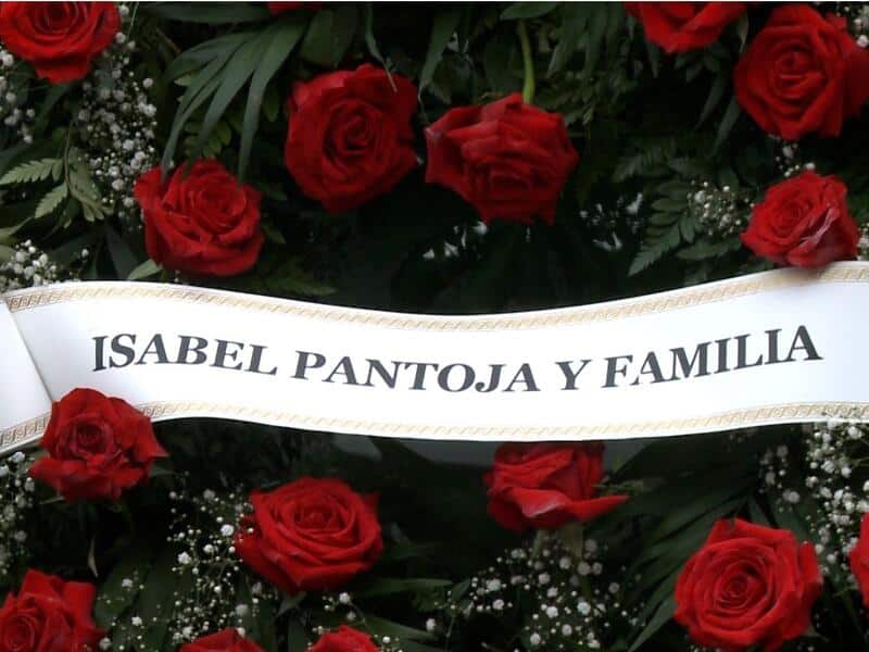 Isabel Pantoja da plantón a Irene Rosales en el entierro de su padre