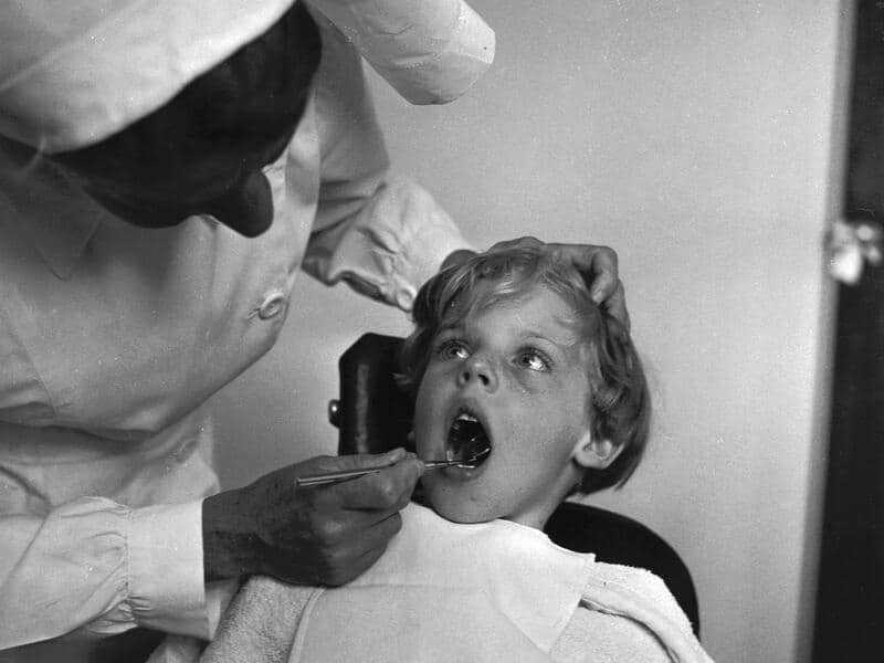 Esta es la edad a la que deberías llevar a tu hijo al dentista por primera vez