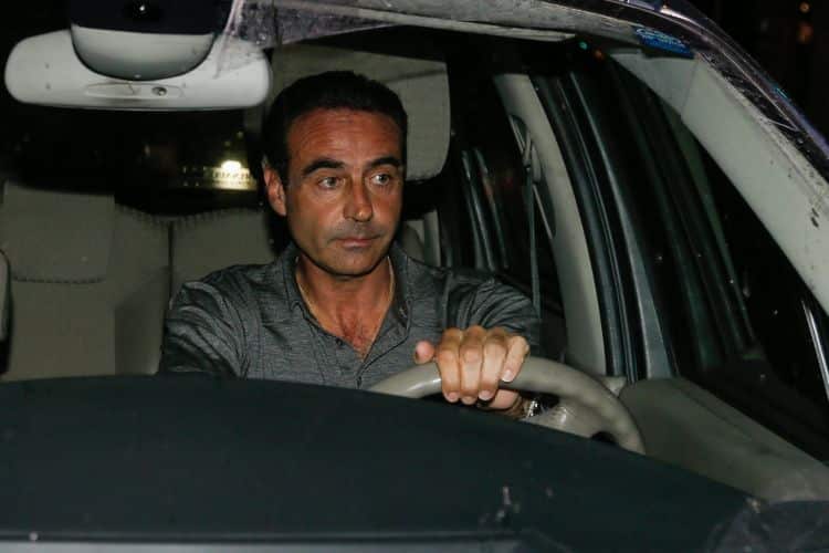 Enrique Ponce en el coche