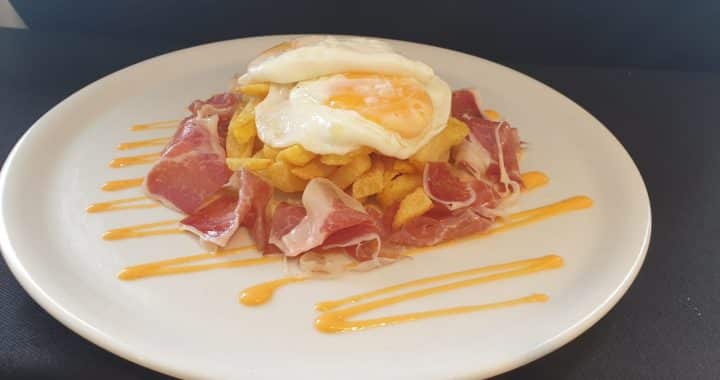 Cómo hacer unos deliciosos huevos con jamón ibérico para que no queden ni migajas