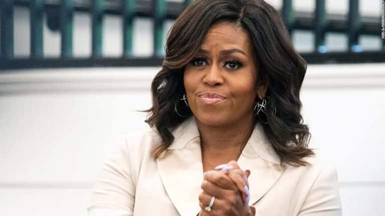 La falda con el retrato de su madre con la que Michelle Obama ha homenajeado a Marian Robinson