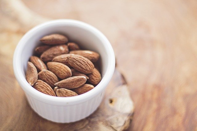 almendra pelo uñas