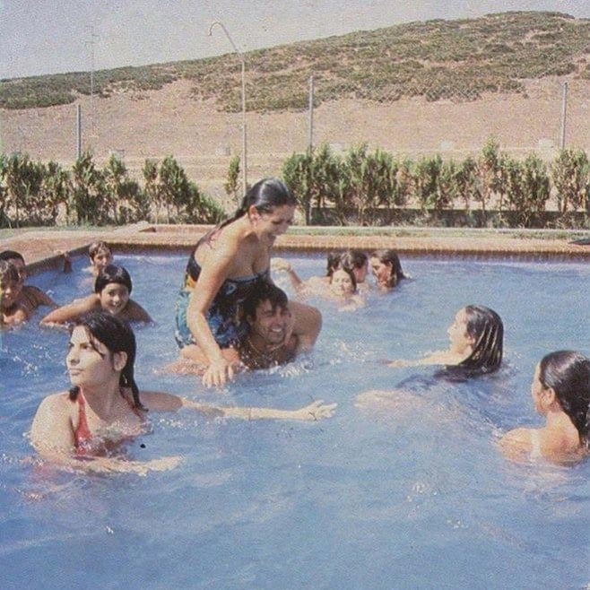 Los Pantoja en una piscina