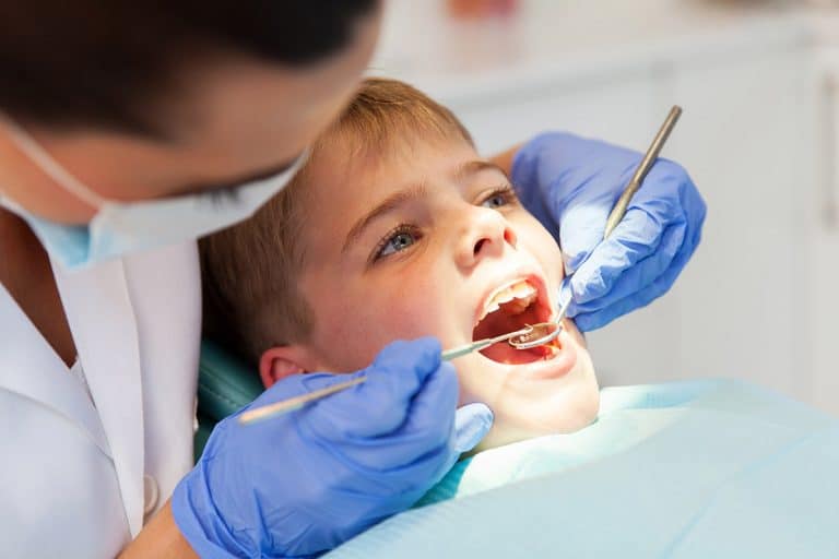 Esta es la edad a la que deberías llevar a tu hijo al dentista por primera vez