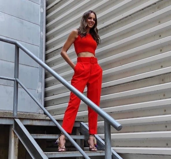 Eva González con un conjunto de pantalón y crop top rojo