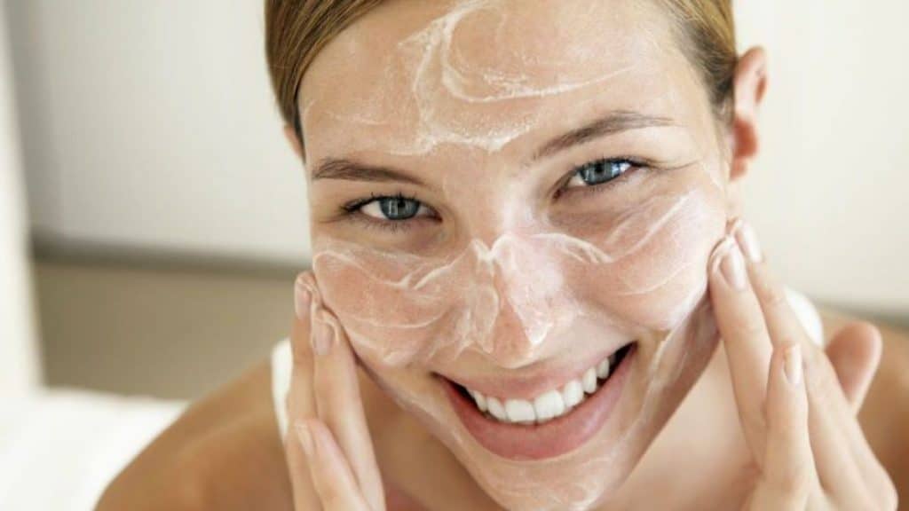 Exfoliar la piel de manera periódica