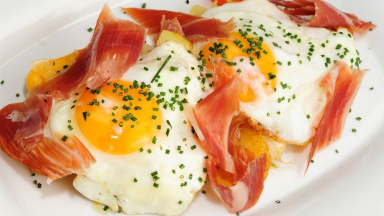 Cómo hacer unos deliciosos huevos con jamón ibérico para que no queden ni migajas