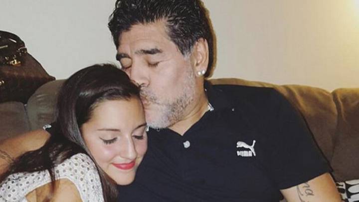 A mediados de los 90, Maradona tuvo affaire con una mesera quien dio a luz a Jana 