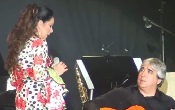 Isabel Pantoja y su hermano Juan en un concierto