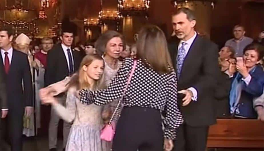 La reina Letizia y el vídeo del polémico manotazo a doña Sofía