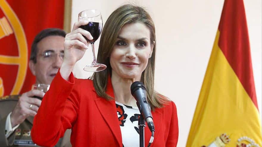 La reina Letizia brindando