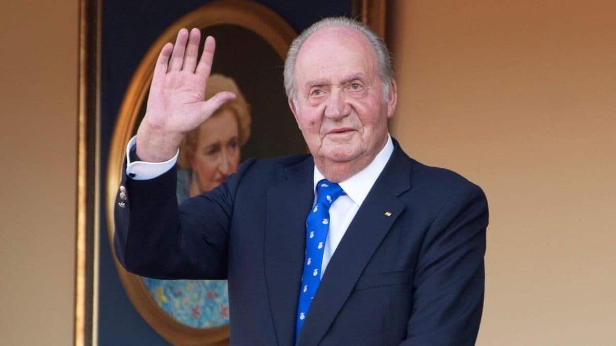 El rey Juan Carlos saludando
