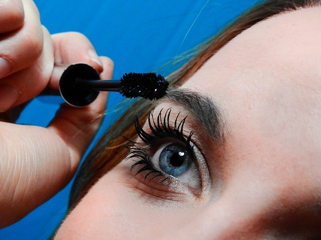 Cómo maquillar tus ojos para que resalten más que tu mascarilla
