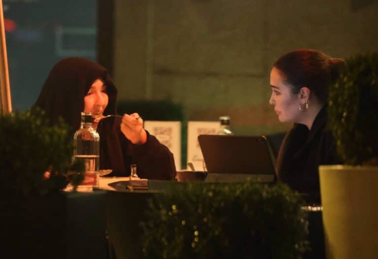 Vicky Martín Berrocal y Alba Díaz, se van de juerga y mueren de frio