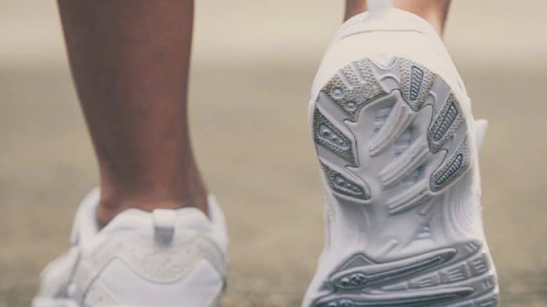 La versatilidad de las zapatillas blancas de mujer