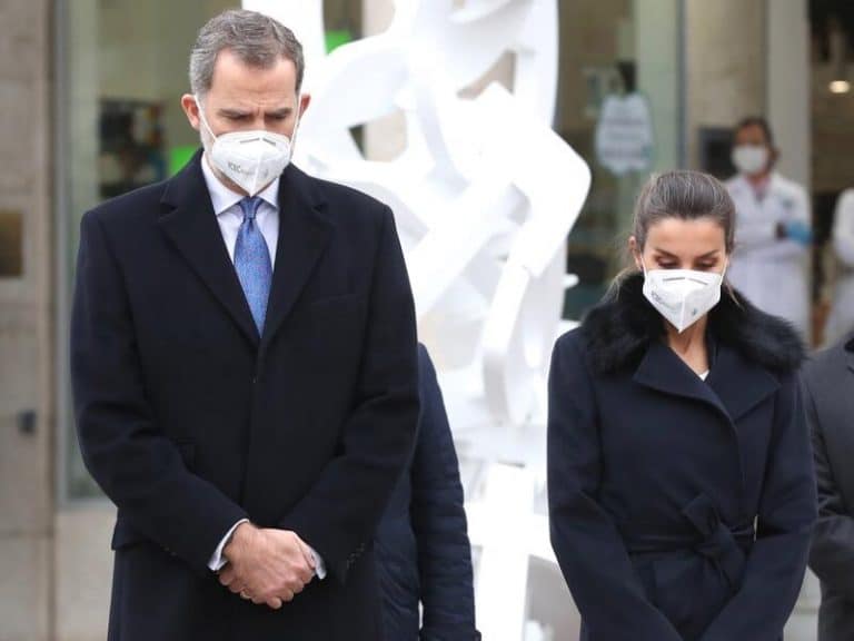 Letizia deslumbra con su look en el homenaje a los fallecidos por la pandemia