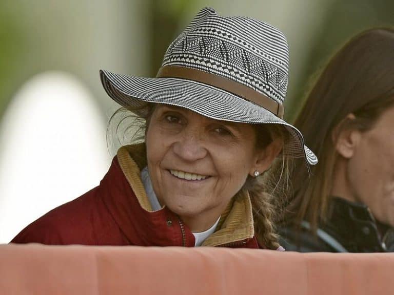 La Infanta Elena está siendo investigada fiscalmente, mientras monta a caballo