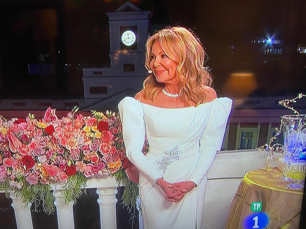 Ana Obregón deslumbra con Alejandro de Miguel Ana Obregón vestido blanco de Alejandro de miguel