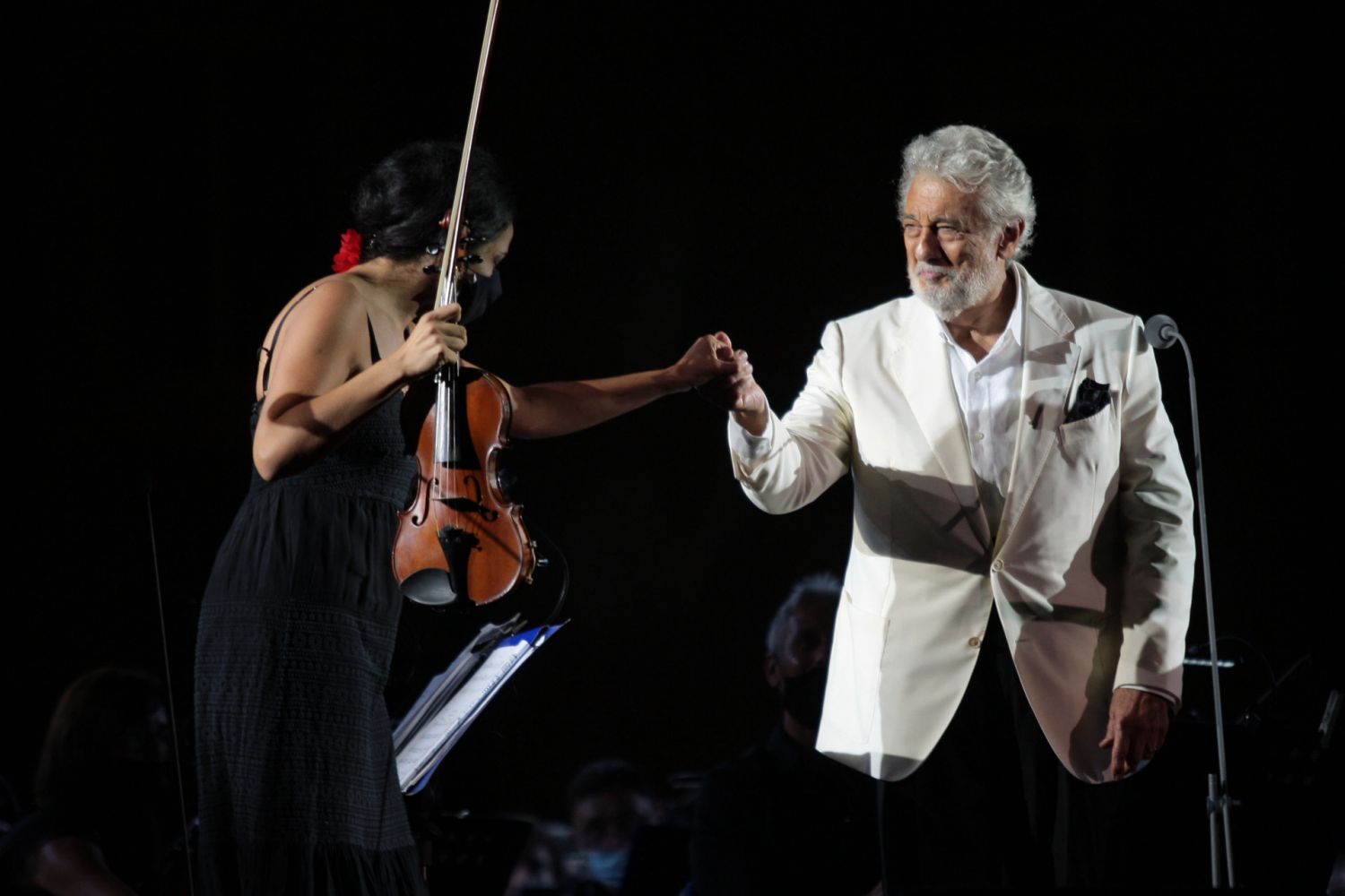 plácido domingo y los tenoeres son galanes que han cortejado  a las mujeres. algunos han abusado de su poder