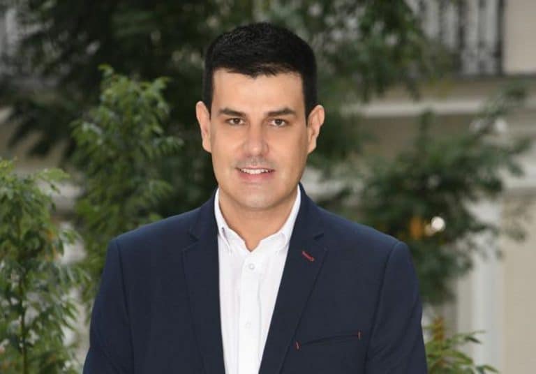 Alejandro de Miguel, descubre los detalles del  vestido de Ana Obregón