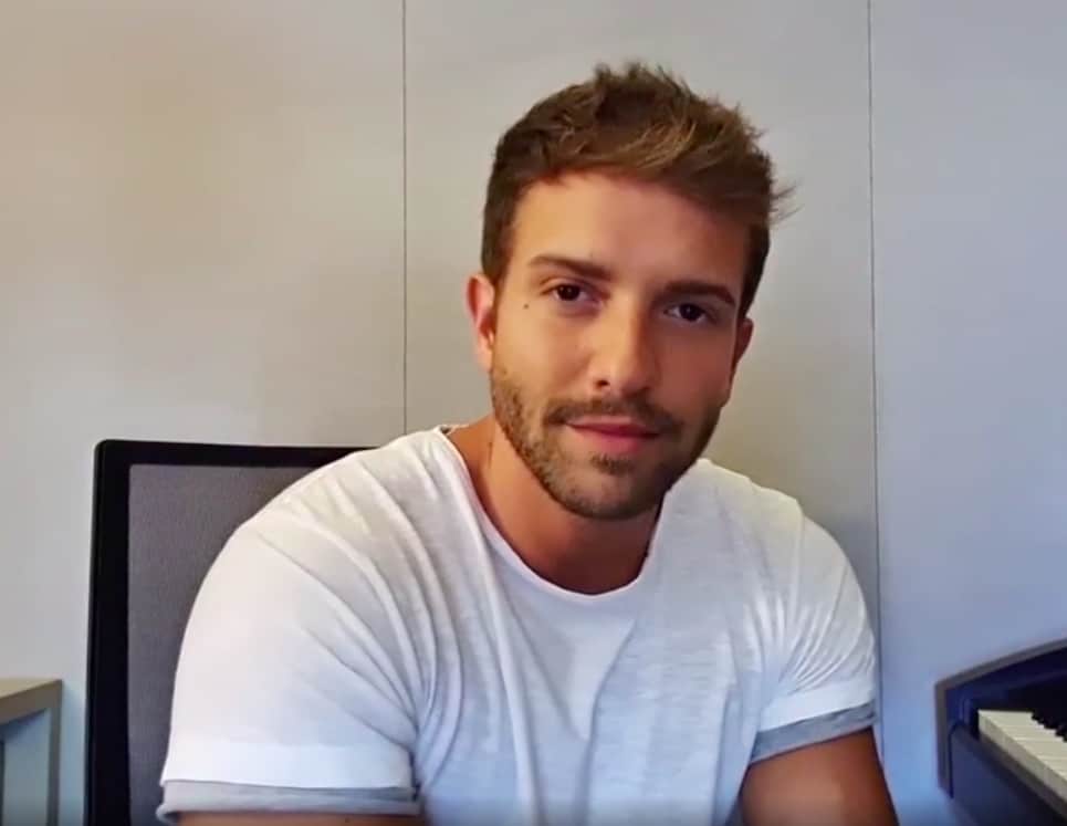 Pablo Alborán con camiseta blanca