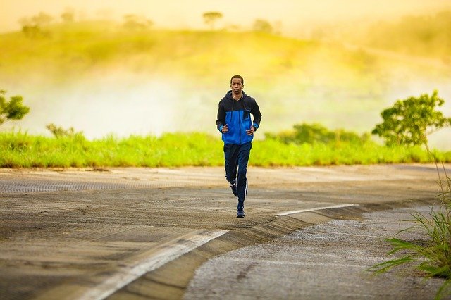 El entrenamiento 5BX del príncipe Carlos: cómo ponerse en forma a partir de los 50