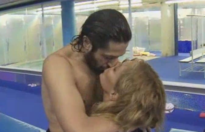 Belén Ro y Rafael Amargo besándose