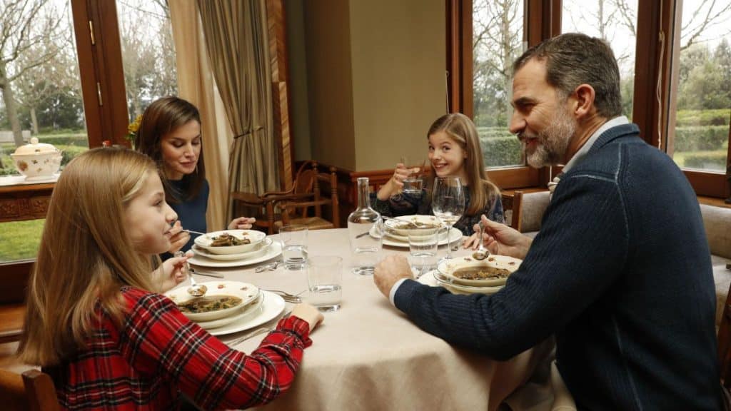 casa real comida en familia en palacio Leonor Letizia Sofia y Felipe 1 Las estrictas normas a las que la Reina Letizia sometió a sus hijas
