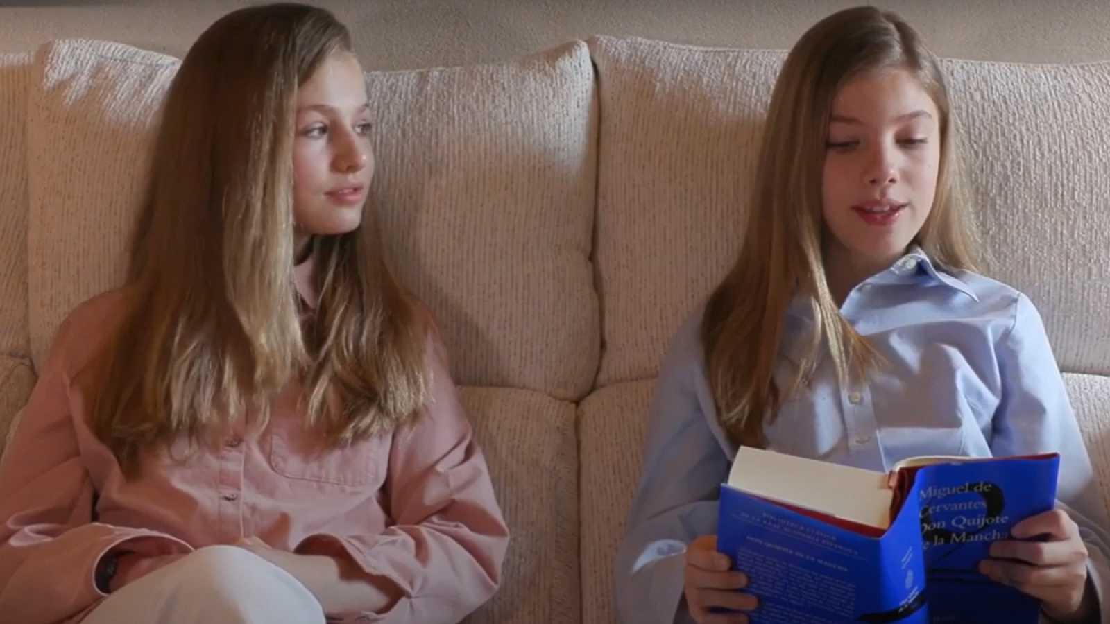 Sofía y Leonor leyendo un libro en Zarzuela