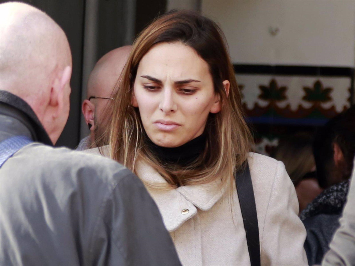 Irene Rosales en el funeral de su padre