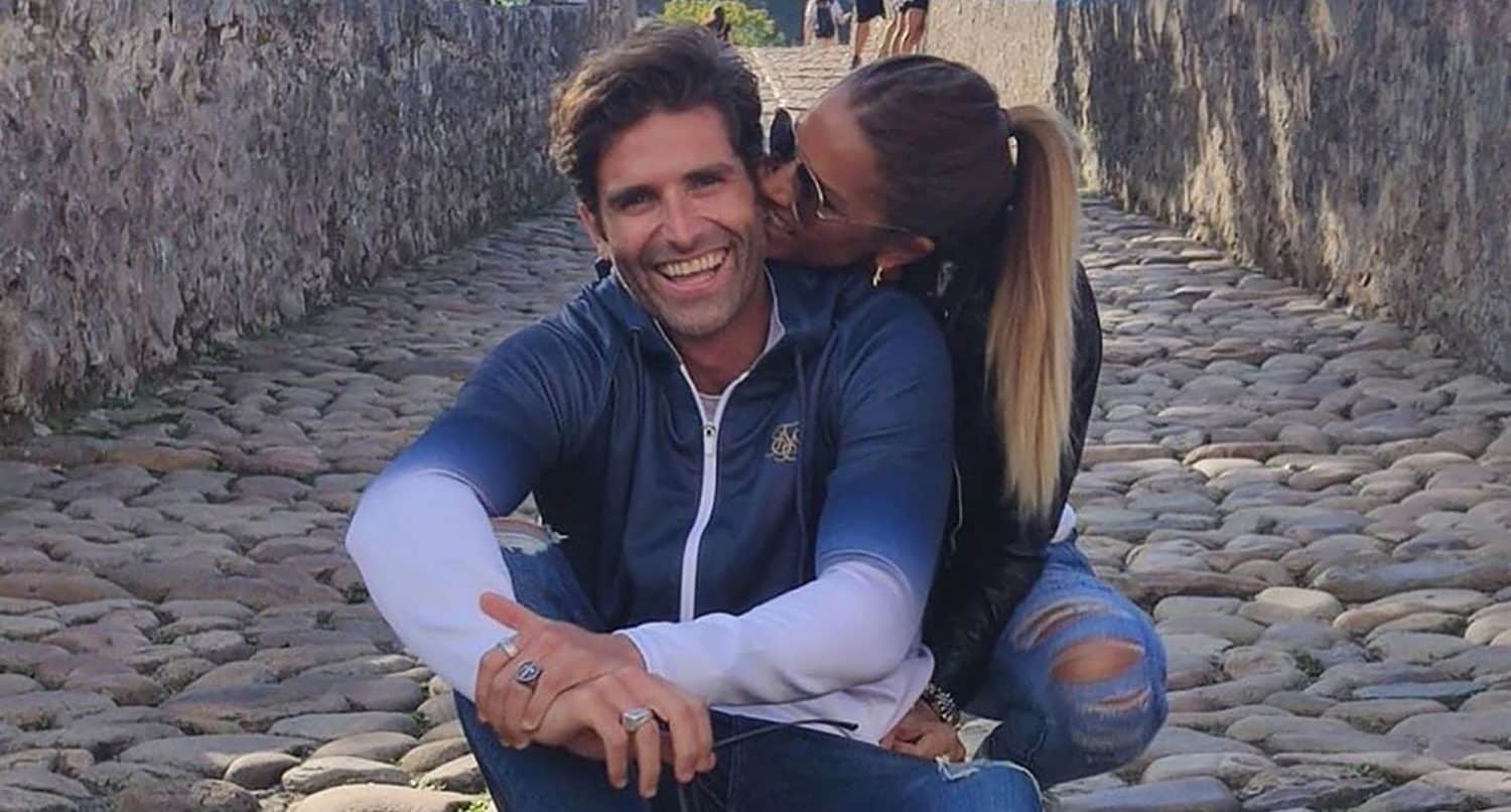 Marta López enseña su conejito peludo
