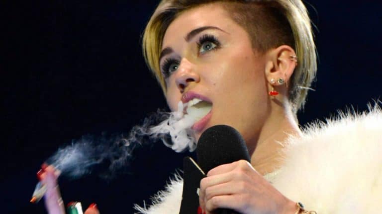 Miley Cyrus y el críptico teaser en rojo y negro que ha desatado las teorías