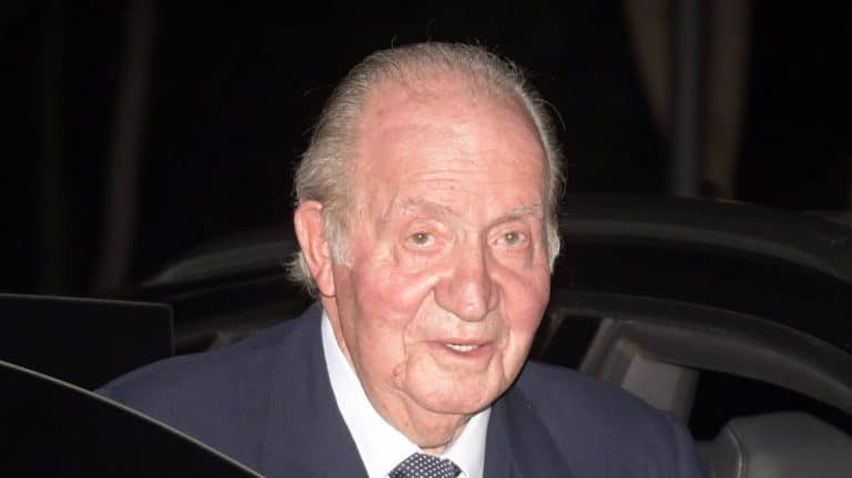 El rey Juan Carlos, cogido de los brazos en Abu Dabi