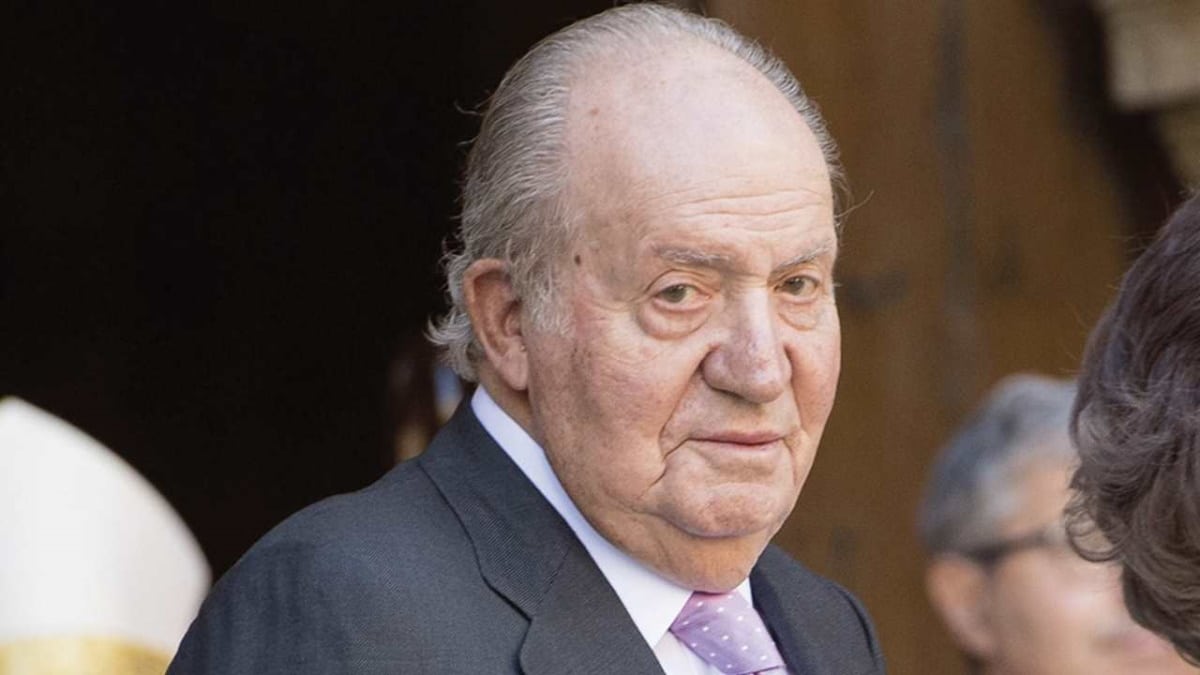 El rey Juan Carlos, cogido de los brazos en Abu Dabi