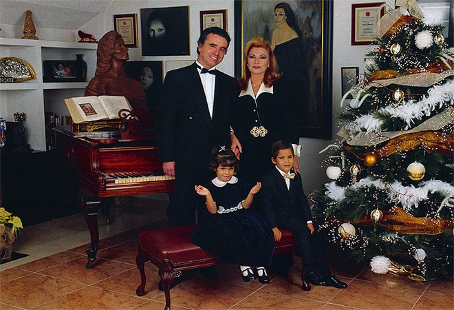 La familia Jurado frente a un árbol de Navidad