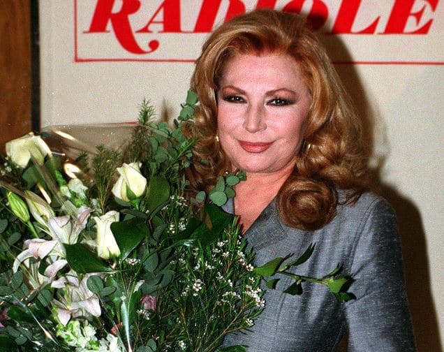 rocio jurado con un ramo de flores