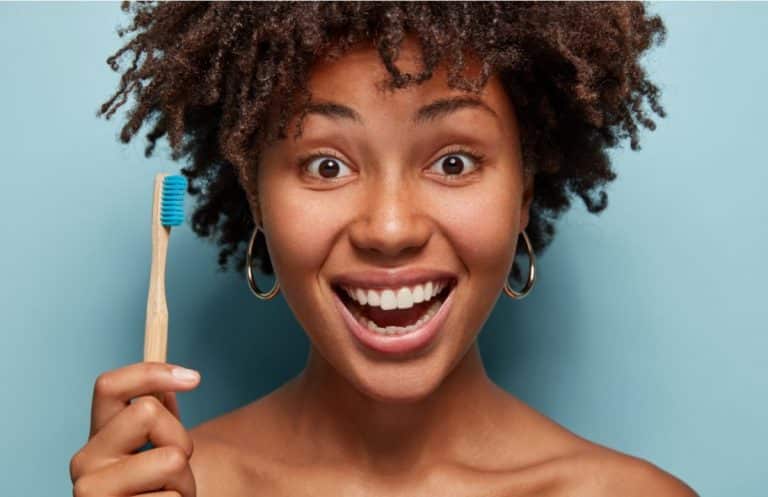 La pasta de dientes negra que promete blanquear los dientes