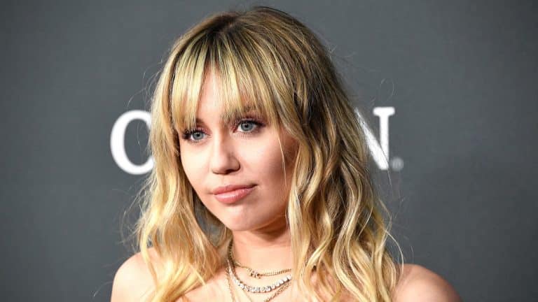 Miley Cyrus contiene las lágrimas al recordar su última conversación con Dolly Parton, su madrina