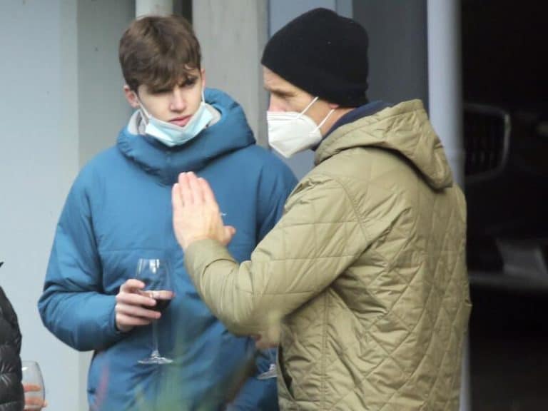 Pablo Urdangarín celebra el cumplaños de su padre bebiendo en la calle