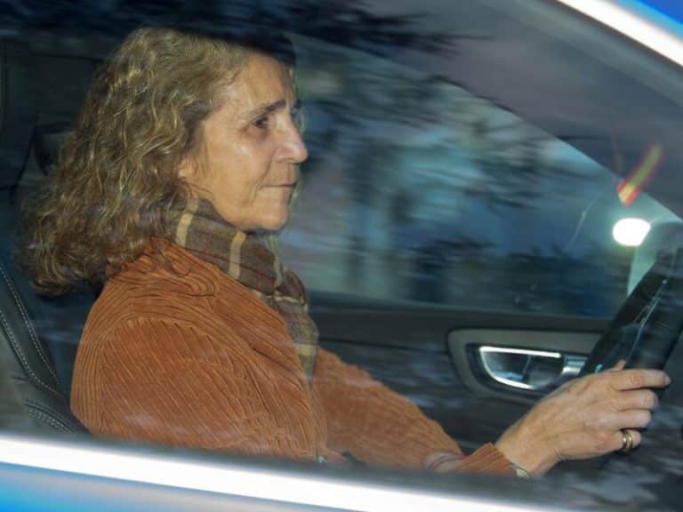 La infanta Elena avergonzada al preguntarle si han estado 7 en su casa con Urdangarin