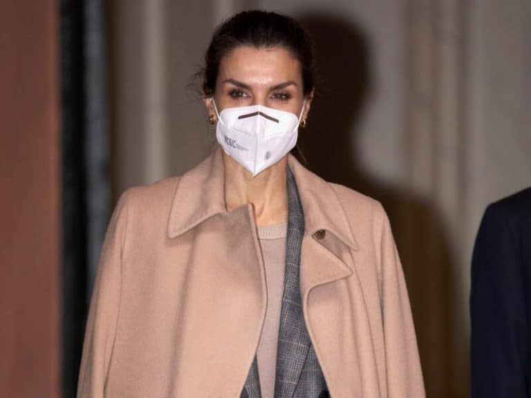 La Reina Letizia recupera su look más atrevido y masculino