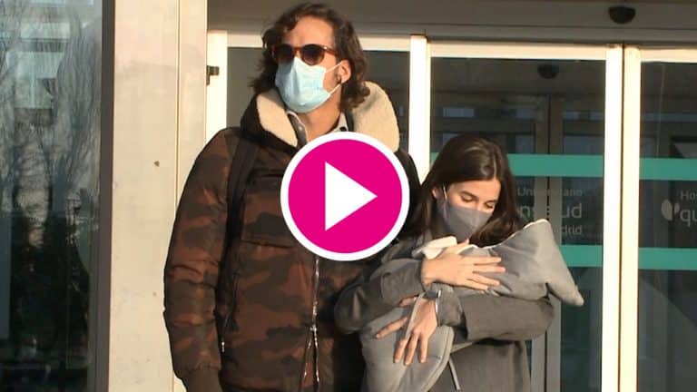 Feliciano y Sandra Gago posan con su hijo a la salida del hospital