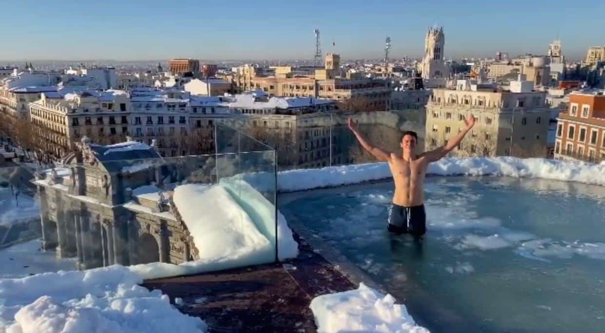 Alex González sin camiseta