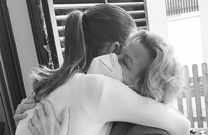 Eva González abraza a su madre