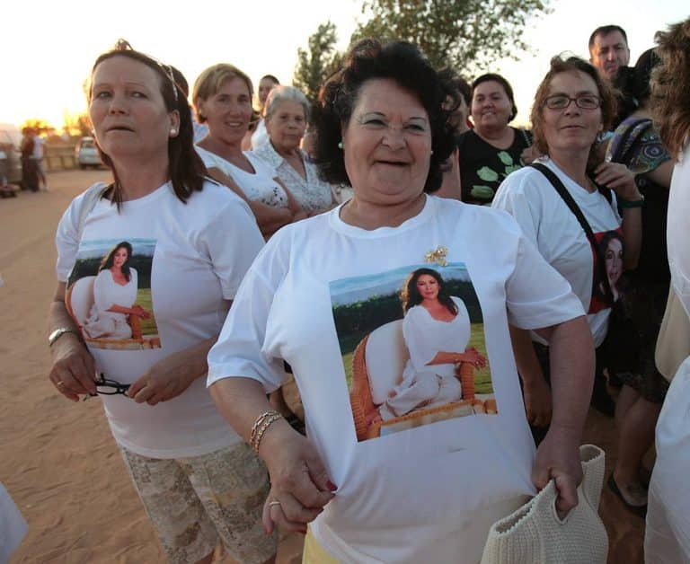 Las fans de Isabel Pantoja destrozan Cantora